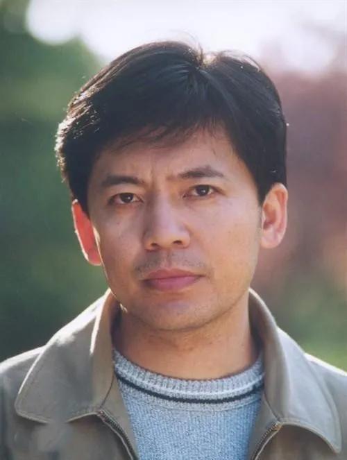 在《亮剑》中饰演赵刚的何政军,就是这样一位让人过目不忘的男演员.