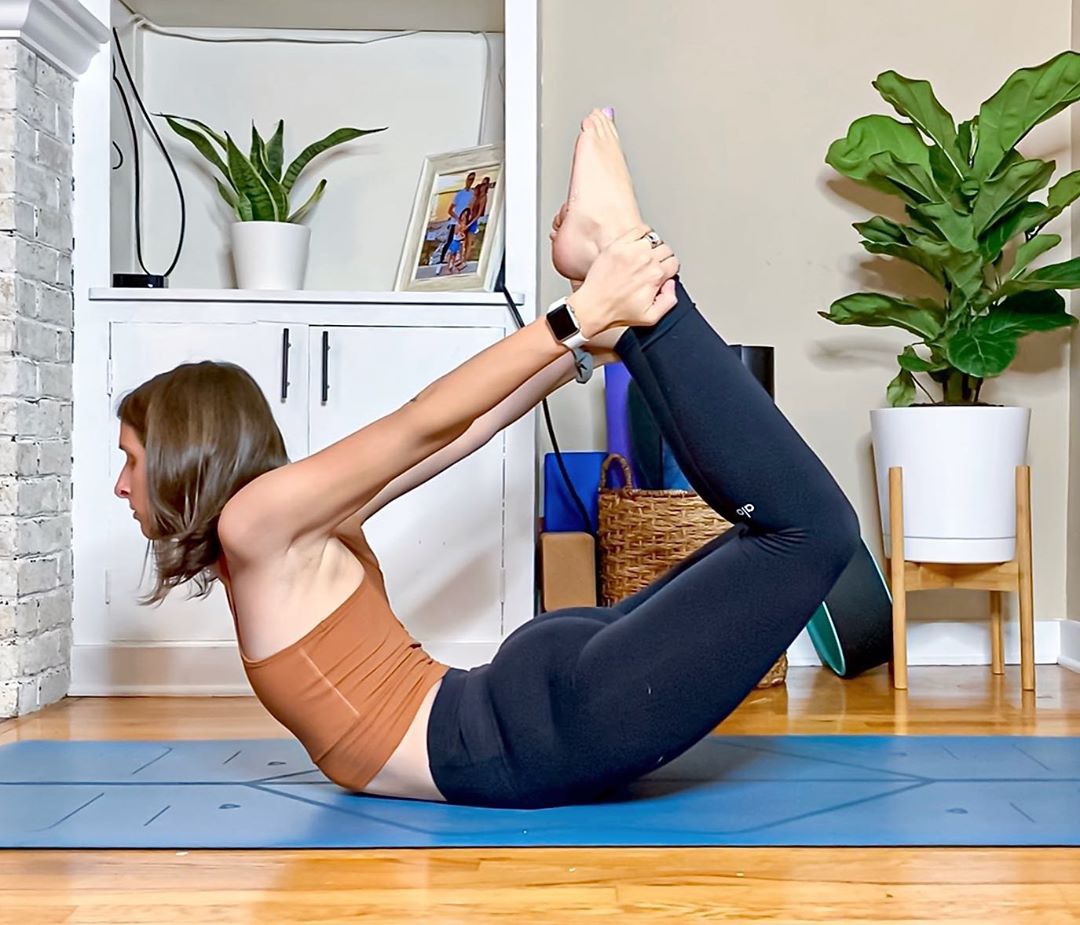 有种"撩人"叫吴宣仪穿白衬衫!赤脚走在丛林中,回眸一笑百媚生