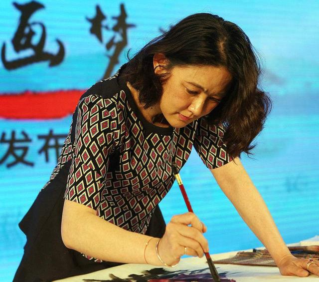 齐慧娟作画照片