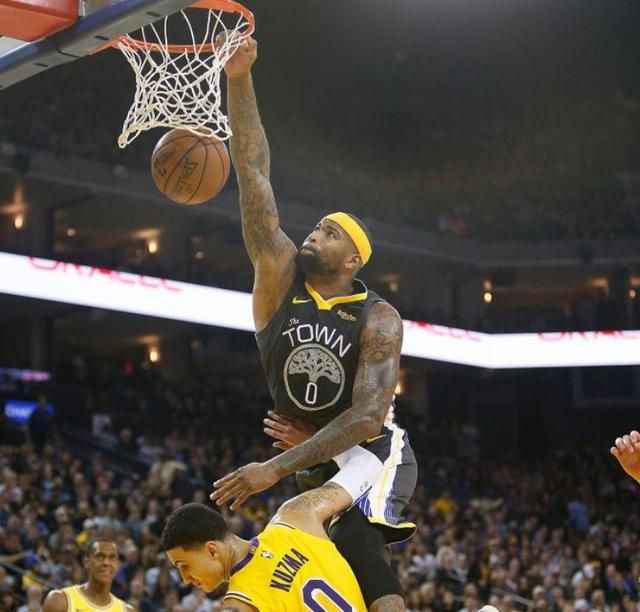 1:考辛斯隔扣库兹马,这一场比赛在勇士和湖人两队之间展开,勇士坐镇