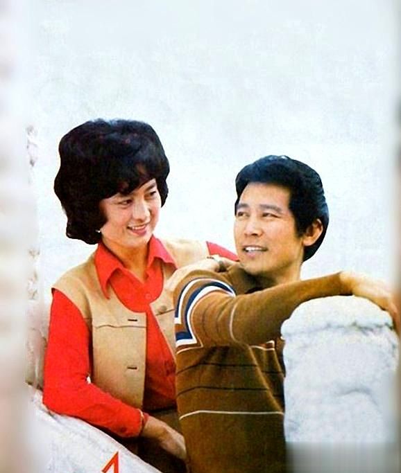 陈肖依1959年7月出生,浙江宁波人,卢君1957年3月出生,山西人,两人1979