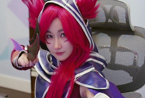 虎牙一姐cos霞骚男想捧个钱场看到账号余额之后打扰了