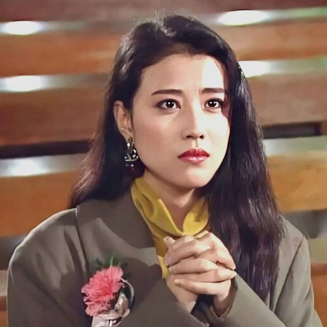 周海媚真的老了!奶奶卷发配宽松裤子,不打针的脸看出来53岁