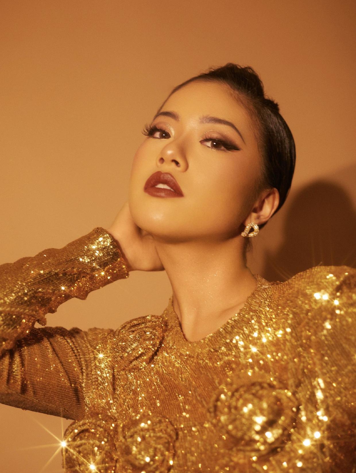 王菊瘦身成功太惊艳一袭金色亮片连衣裙性感高贵气场十足