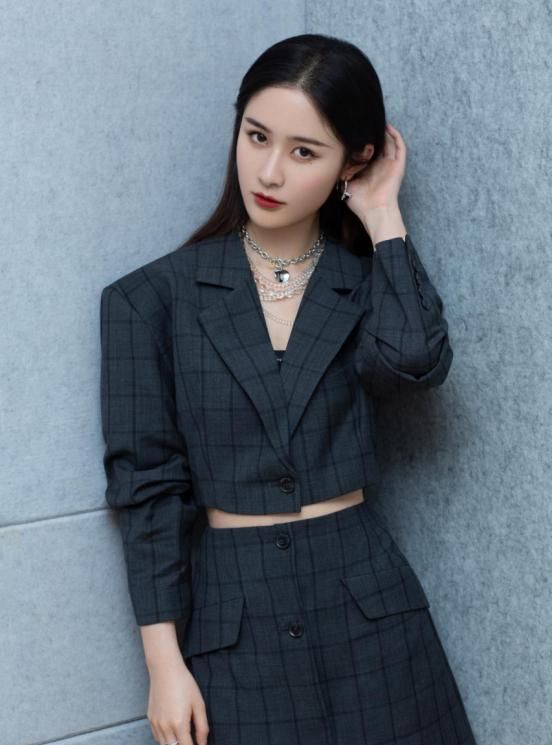 而在最近梁田的穿搭中,精致而又帅气的黑色西装确实会显得十分的帅气