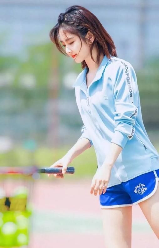 谭松韵现在看着还像20岁少女一般,非常年轻漂亮,而穿着运动服的她更是
