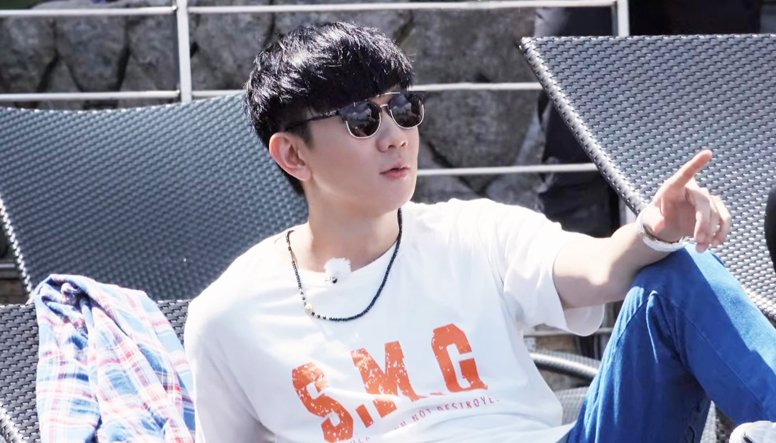 在近日的综艺《周游记》中,周杰伦带领着林俊杰等一众人游玩海洋馆,走