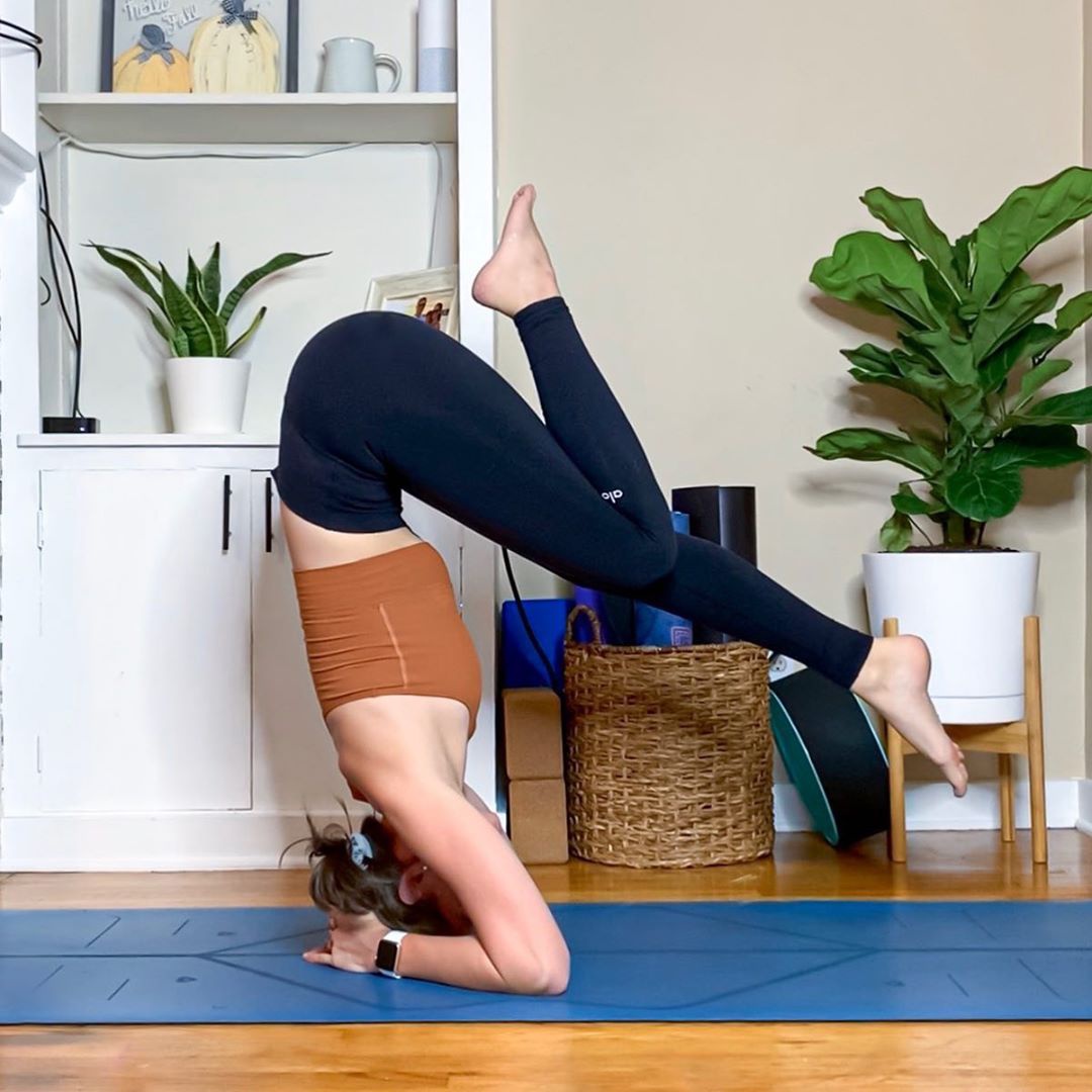 有种"撩人"叫吴宣仪穿白衬衫!赤脚走在丛林中,回眸一笑百媚生