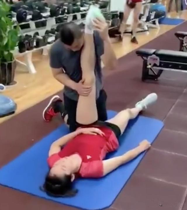 同样是压腿热身!福原爱一脸享受,朱婷却这么说