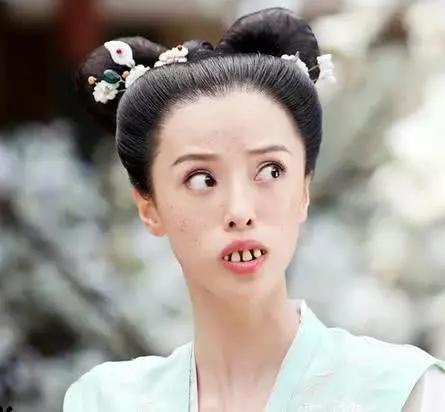 剧中她的身世很一般,是云净初和曾文远的丫鬟,长相也非常丑,所以平时