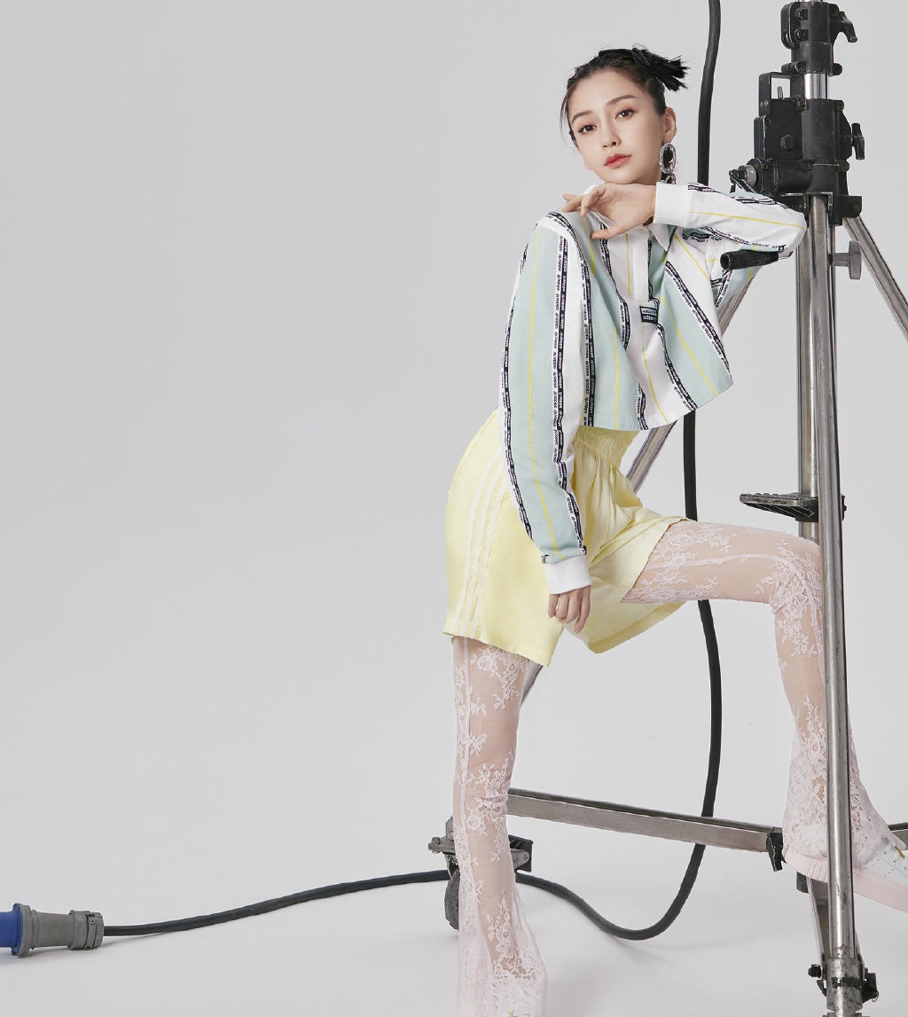 杨颖豁出去了,蕾丝"内衣"直接外穿,配蓝色阔腿裤却帅得飞起