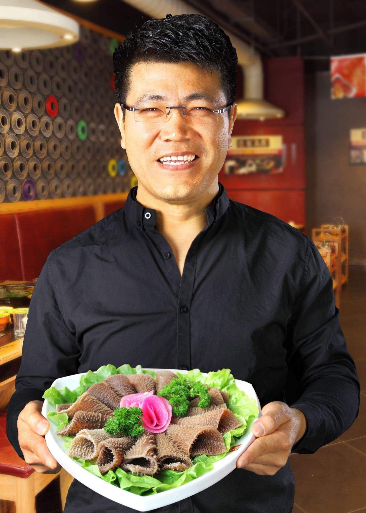 杜中兵原来是一位做钢材贸易的商人,却因为热爱美食,走上了餐饮创业的