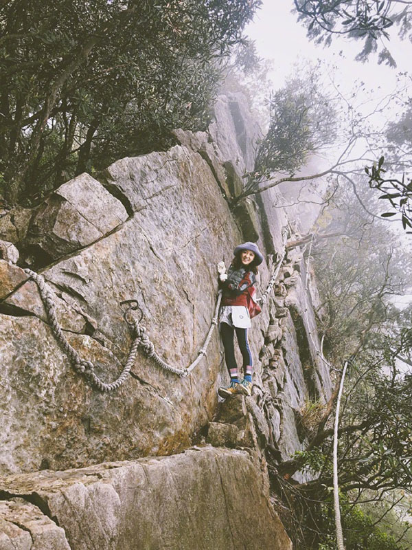 陈意涵与友人挑战极限登山,悬崖峭壁玩自拍,笑容满面状态佳