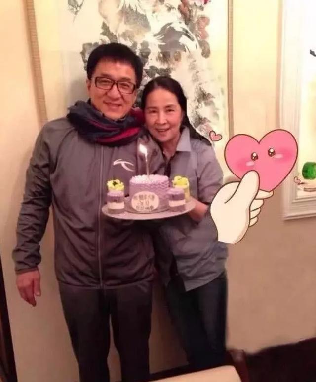 成龙妻子林凤娇近照,穿西装短裤秀美腿,皮肤白嫩不像66岁!
