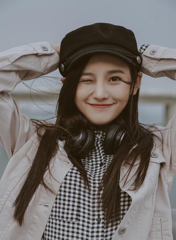 沐剑屏由正在热播当中的青春校园剧《等等啊我的青春》女主厉嘉琪饰演