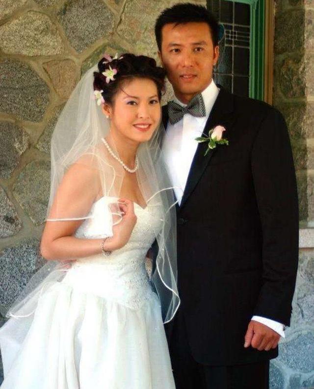 谈及丈夫李守正,李婉华更是不吝惜的大赞他是一个难得的顾家好男人.