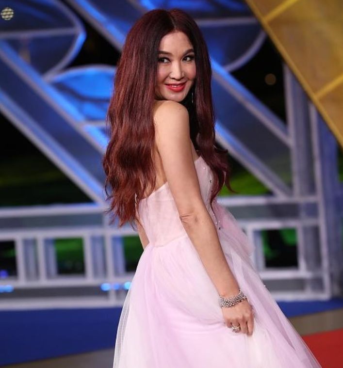 她从年轻美到老,53岁主动与富豪老公离婚,老公满世界求复合