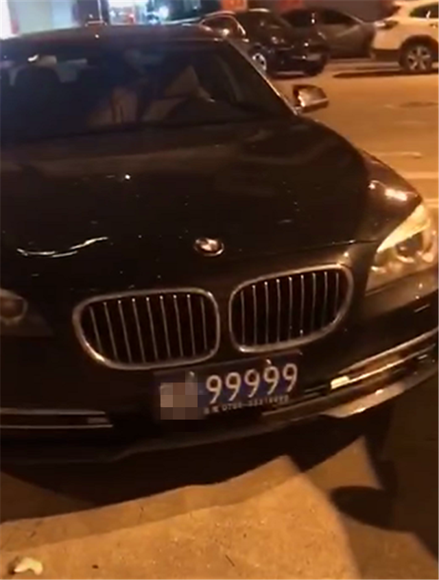 深圳某公司老总座驾45万宝马5系挂99999车牌牌就值7位数