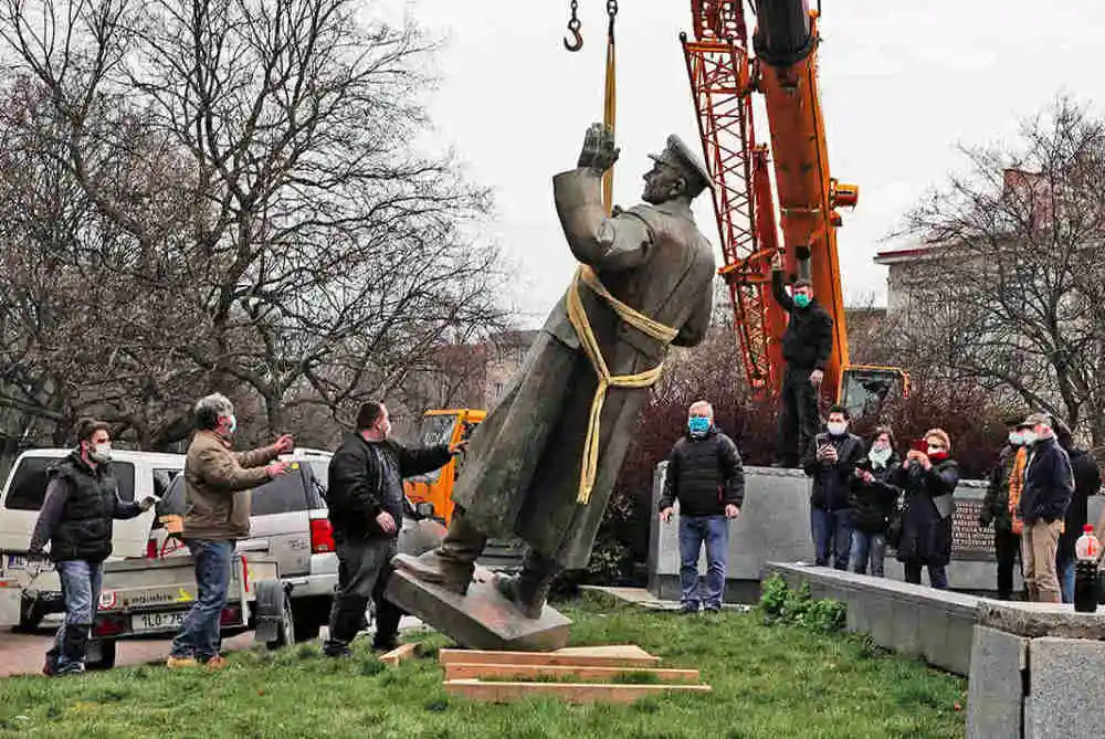 捷克强行拆除苏联元帅雕像,俄外交部强硬回应:决不会坐视不