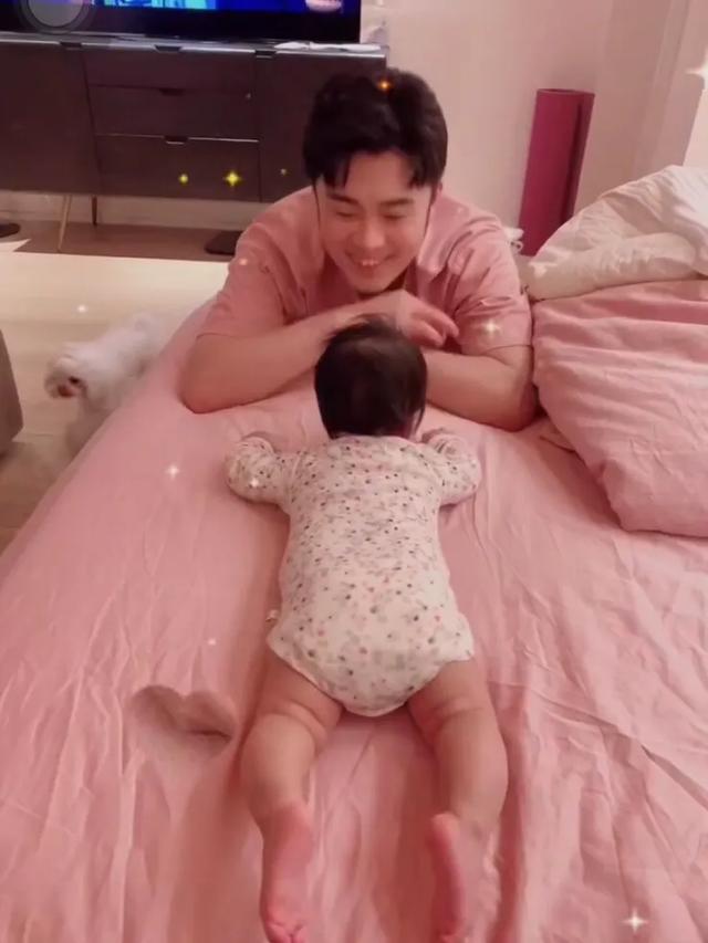 陈赫晒二胎女儿,小腿肉嘟嘟超可爱,父女两人用"婴语"交流萌翻