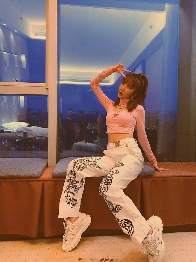 "女版王源"乃万日常私服变街头小辣妹,怪不得人气这么高