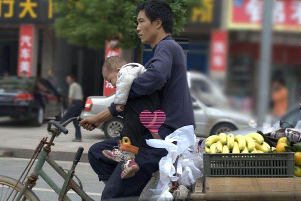 一组催人泪下的父爱照,温暖又感动,每个爸爸都是孩子的超级英雄