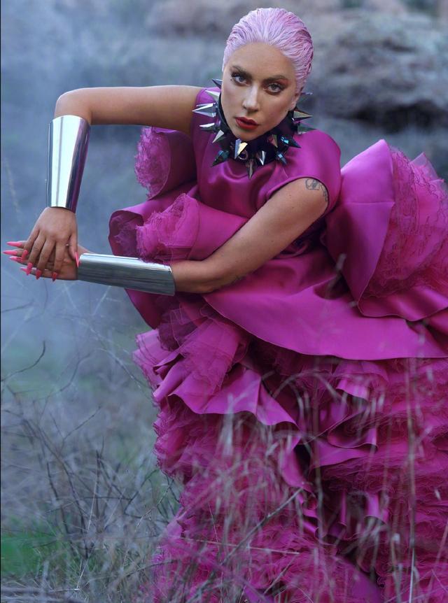 雷迪嘎嘎真个性,抹胸裙配网纱美得梦幻,头顶"发饰"却难驾驭