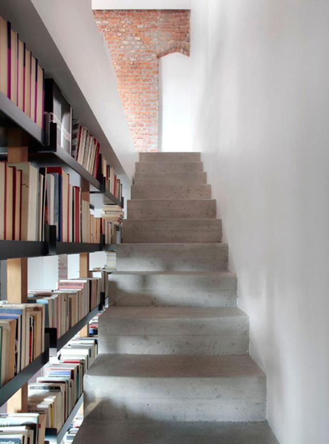 别再用呆板的楼梯扶手了这9款楼梯书架设计安全实用两不误