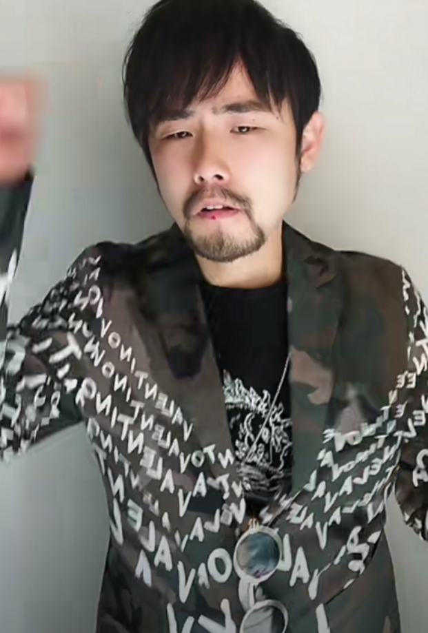 周杰伦晒近照大叔气质浓,络腮胡抢镜与山寨版周董撞脸|周杰伦|络腮胡|