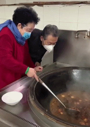 陈丽华亲自为工人做红烧肉吃,"唐僧"迟重瑞为老婆竖大拇指!