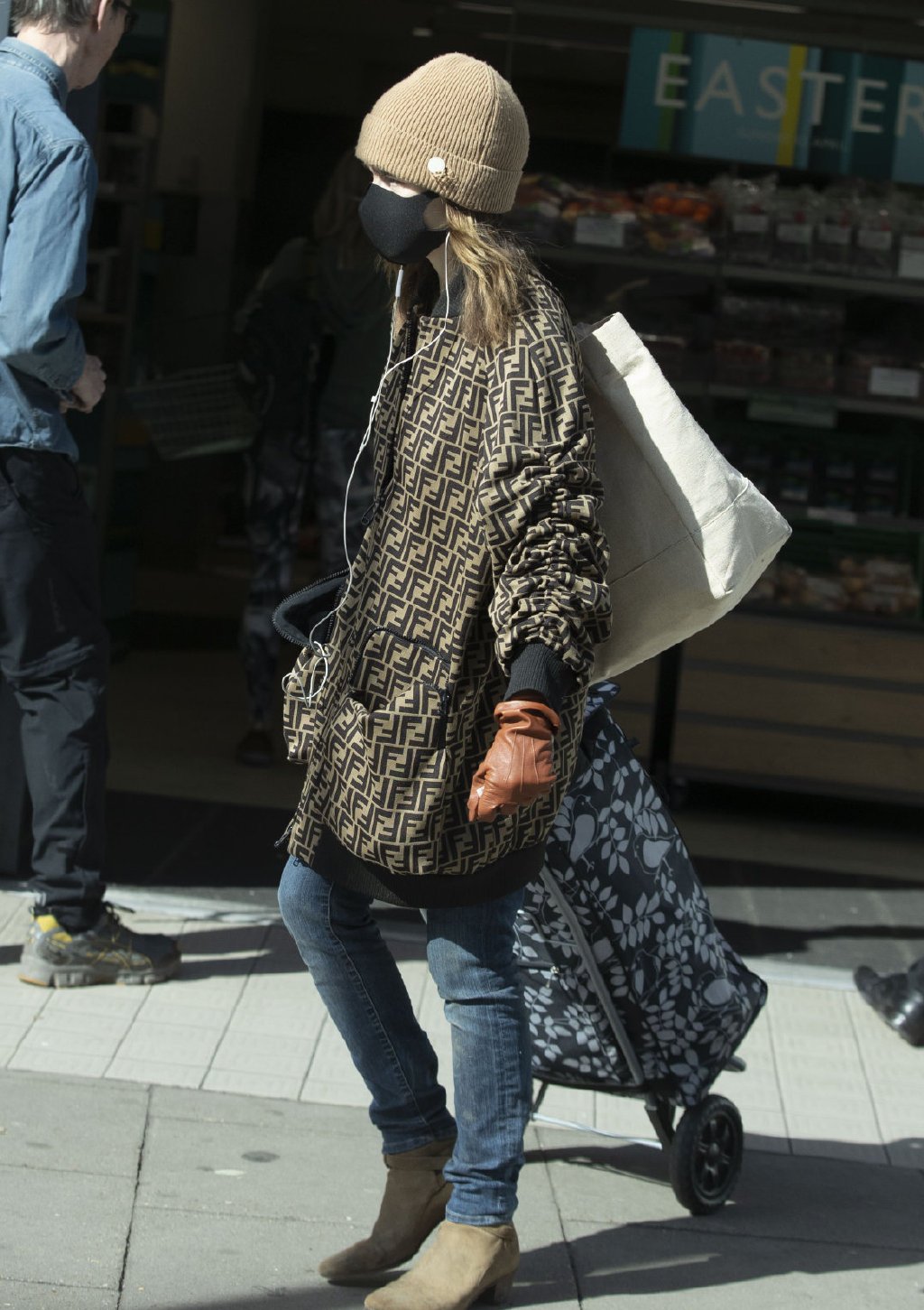 拖小推车购物,酷似超市大妈