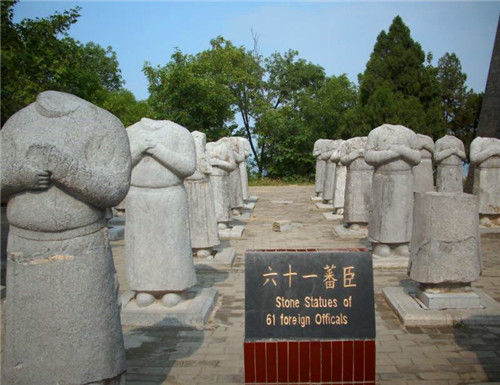武则天墓前有61个无头石人,千年来无人能解,直到出现了2位农民