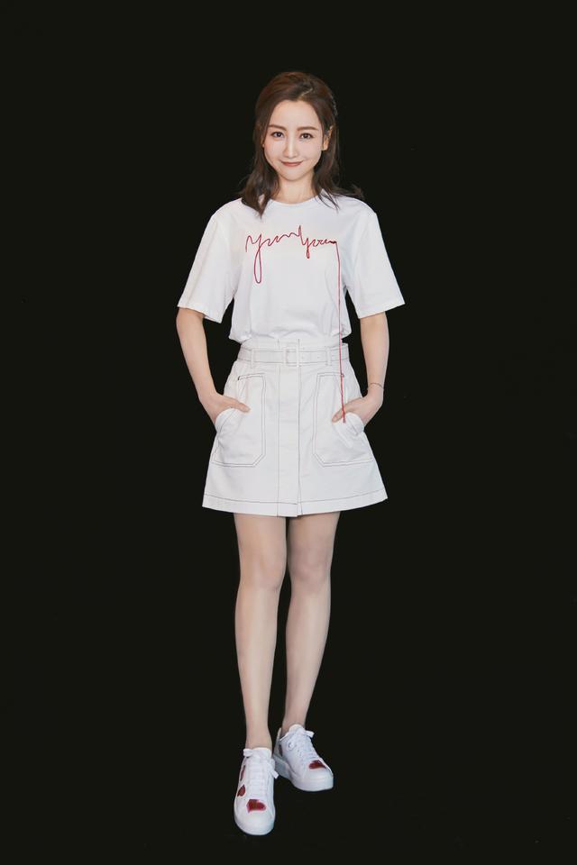 她签约于正公司9年还没红,今穿黑色v领轻纱裙,配红唇优雅迷人