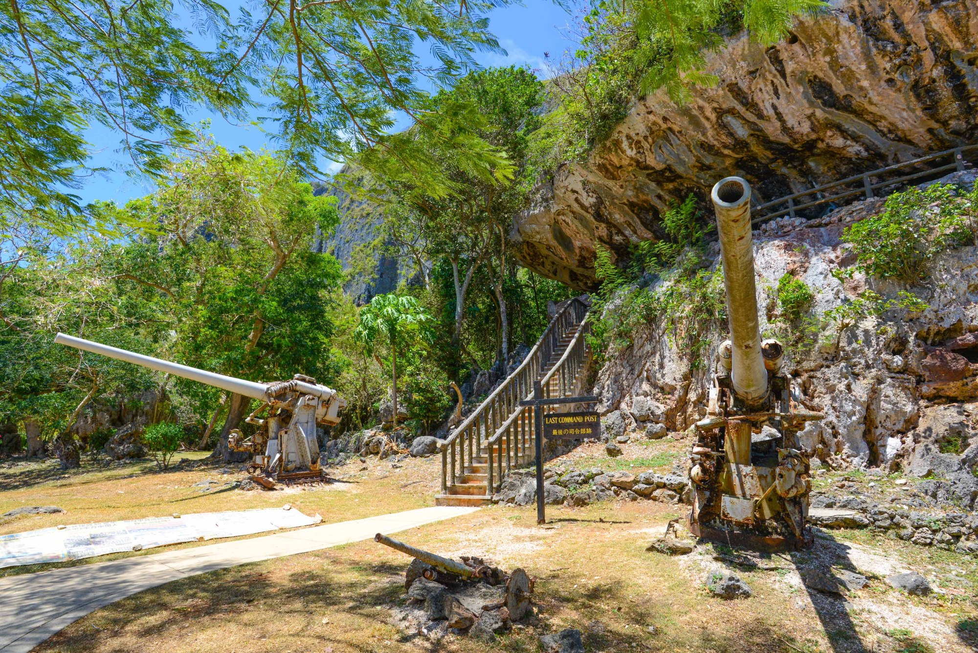 塞班岛的一座小公园,二战时用来储藏原子弹,到处都是战争遗物