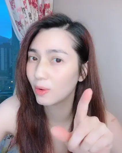 洪欣素颜好干净啊,虽然脸有点浮肿,但给人清纯优雅的感觉!