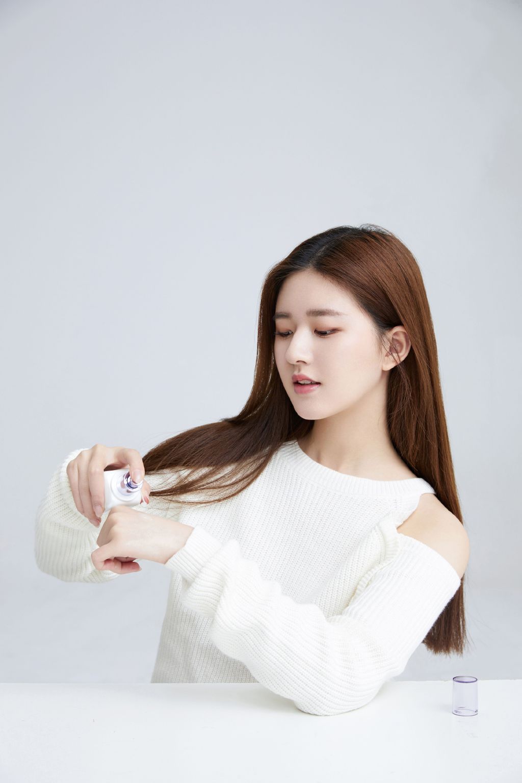 剧中她是"整容"后的女主,今穿白色露肩针织衫,配长发温柔甜美