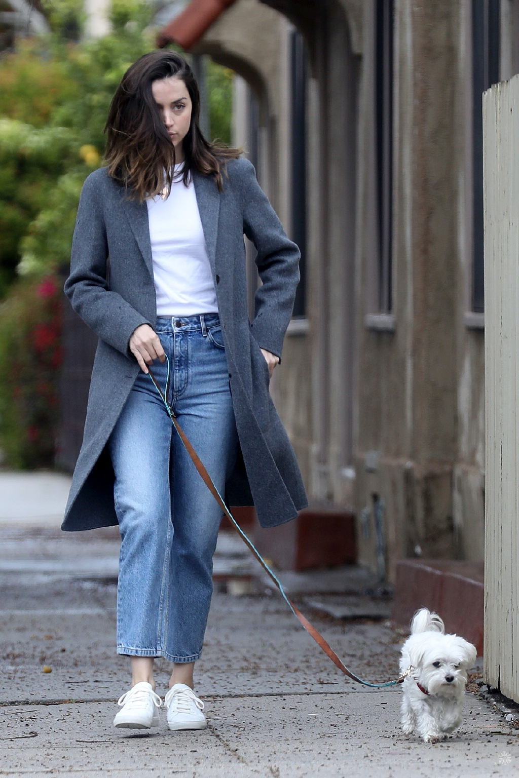 32岁安娜·德·阿玛斯出街照!《银翼杀手》虚拟女友,气质太出众