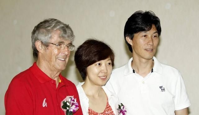 当年因为采访米卢爆红的美女记者李响去哪了?现状怎么样?