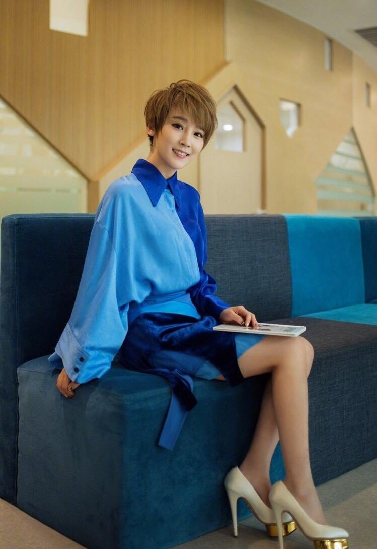 快舍弃你的"白衬衫"吧,今年流行拼接衬衫,简约高级又显气质|谢楠|白