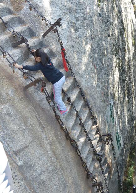 华山云梯可以说是华山最刺激的一个景点了,这里的石梯都是沿着山墙而