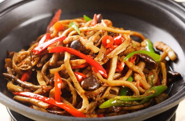 新鲜的茶树菇怎么吃,用来炒肉呀,味道超级棒,做成干锅全部光盘