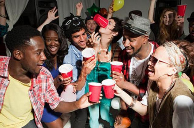 派对参与者违反规定扎堆聚会,还高调地把一大堆人聚会狂欢,饮酒作乐的