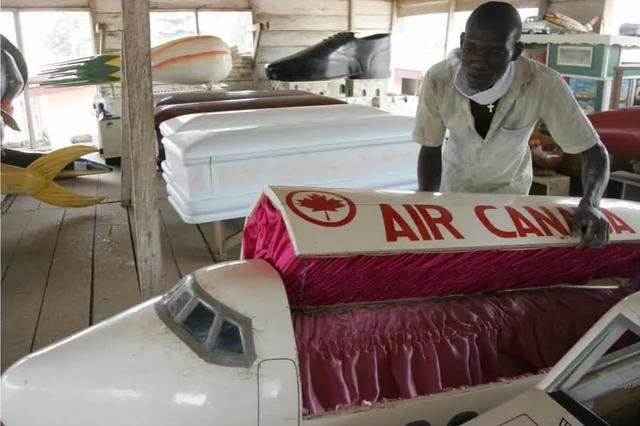 黑哥一笑,生死难料:非洲爆款奇葩棺材大赏