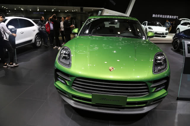 看腻了红色超跑,来一款绿色保时捷macan实拍,欣赏一下!