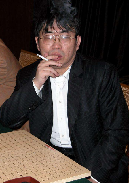 68岁聂卫平患癌症,原因有4个,抽烟喝酒,喜食螃蟹一顿吃13只