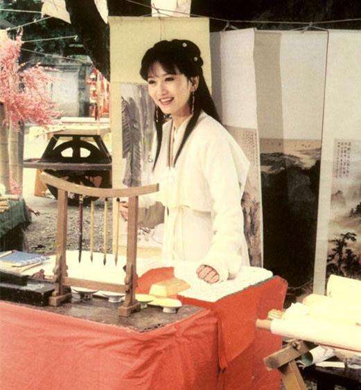 老电视《状元花》剧照:赵雅芝的古装扮相真美,完全看不出41岁