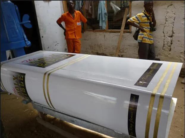 黑哥一笑,生死难料:非洲爆款奇葩棺材大赏