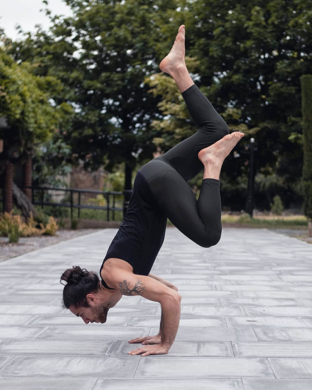 张云龙湿发造型太撩人,穿深v领上衣显露肌肉,男性荷尔蒙爆棚