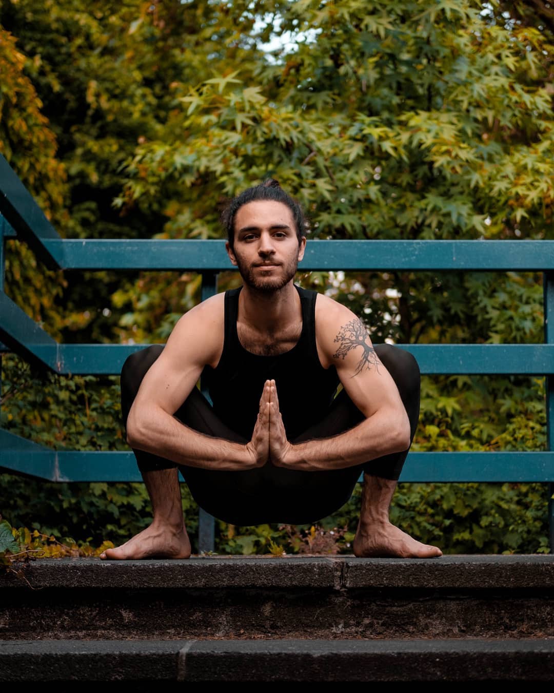 张云龙湿发造型太撩人,穿深v领上衣显露肌肉,男性荷尔蒙爆棚