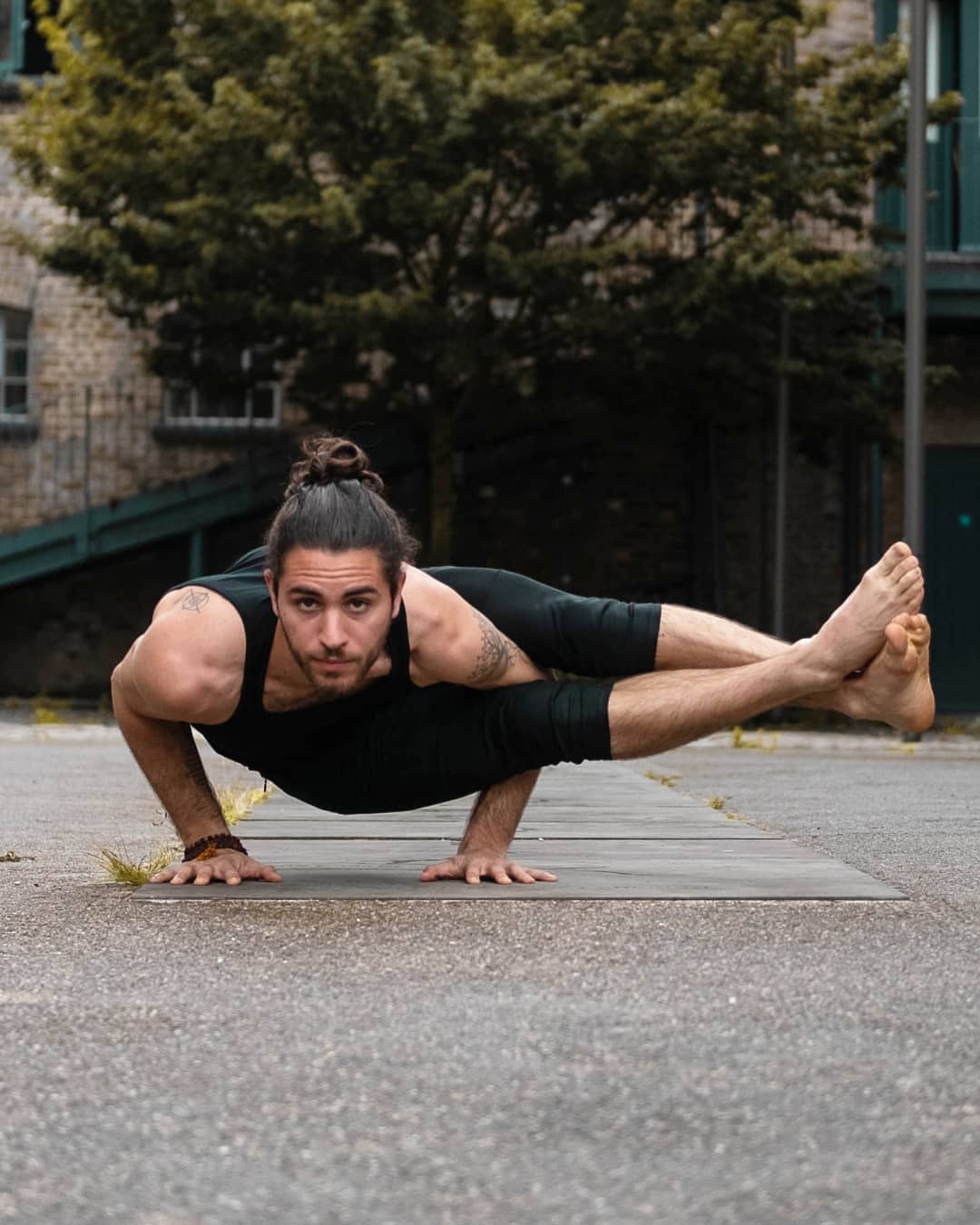 张云龙湿发造型太撩人,穿深v领上衣显露肌肉,男性荷尔蒙爆棚